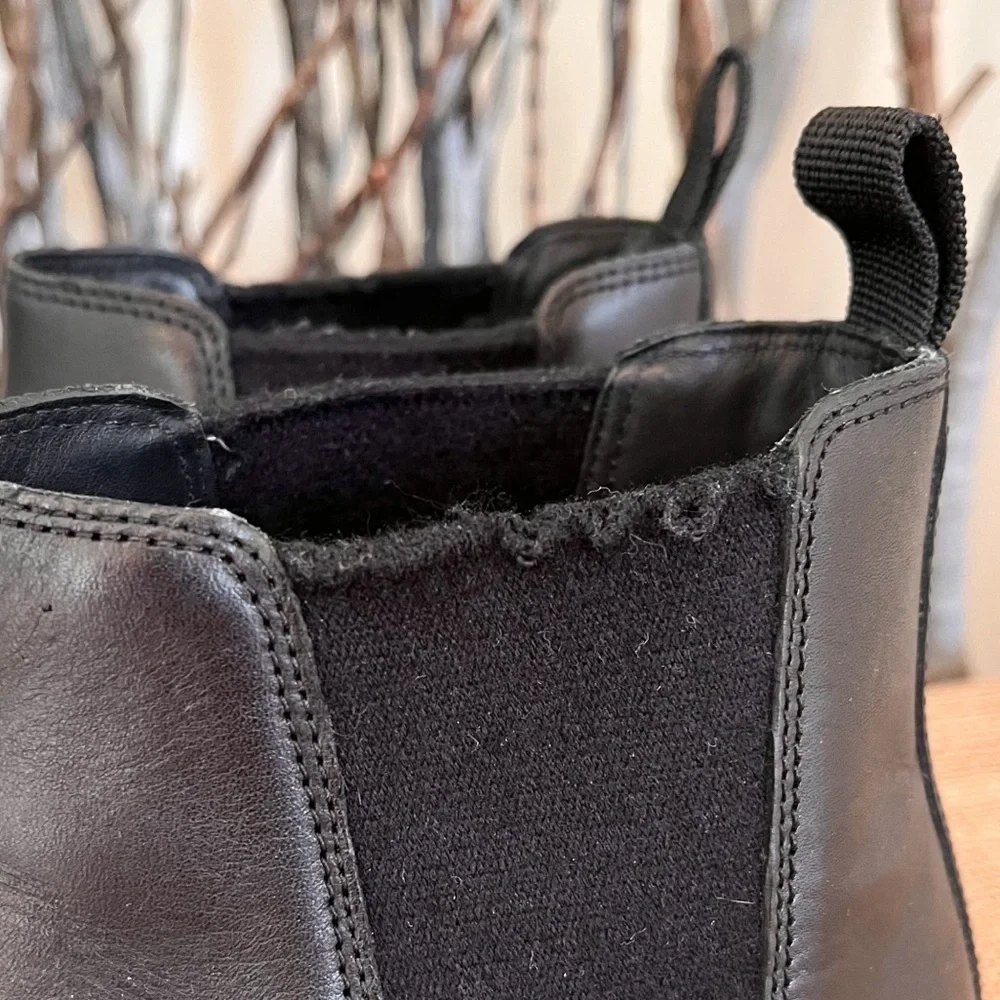 Vince Men’s Benner Black Leather Chelsea Boots Size 10 Pull On Classic Winter